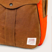 Filson Journeyman Backpack Tan / Flame avec logo Filson sur le devant