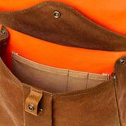 Filson Journeyman Backpack Tan / Flame avec poche avant avec boutons pression