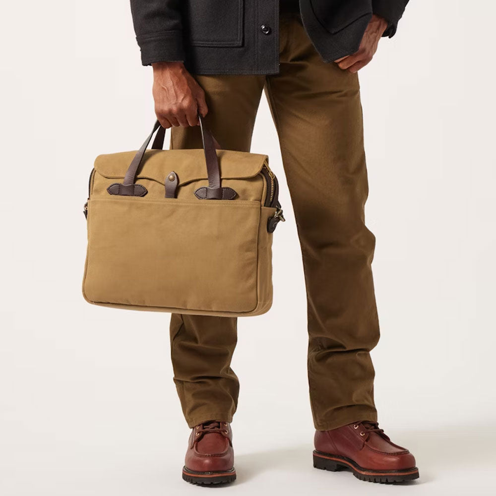 Filson rugged twill original  briefcase  båret i hånden