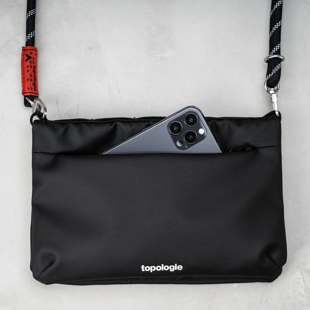 Small Black  Nylon Topologie Flat Bag Fine med telefonlomme
