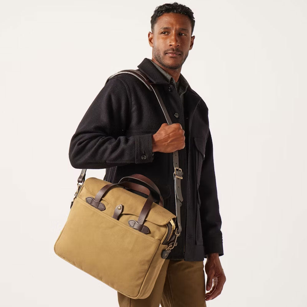 Filson rugged twill original  briefcase  indossato su shoulder con leather shoulder strap