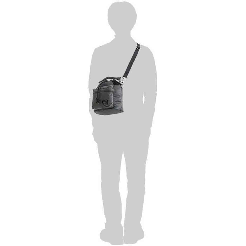 Porter Yoshida co Balloon Sac S Black indossata sul fronte con shoulder strap